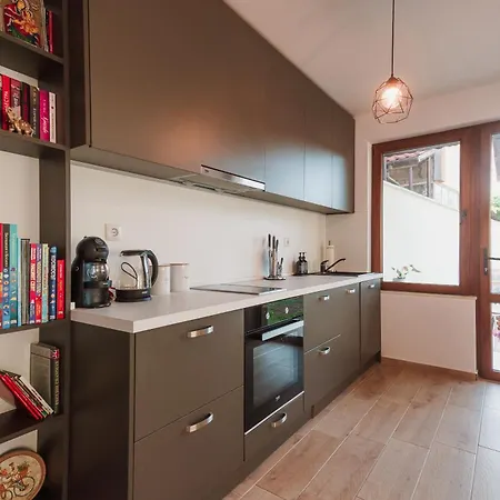 Pavlina Πανσιόν *