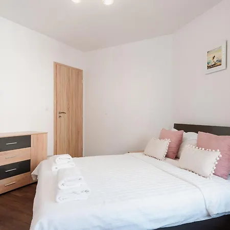 Pavlina Πανσιόν *